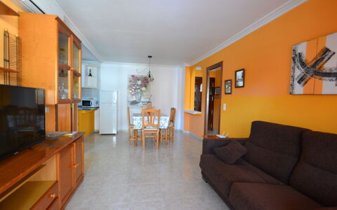 Sevilla: Meubles, Propriété, Cabinetry, Bois, Salon, Orange, Design Intérieur, Cadre, Canapé, Architecture