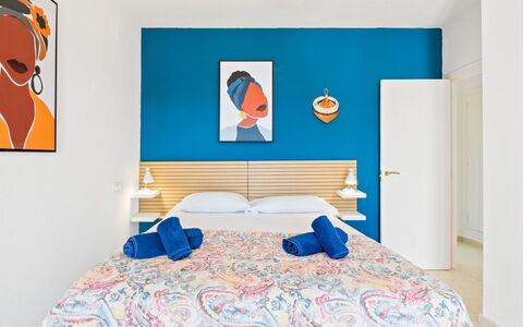 Las Mimosas: Propriété, Bleu Azur, Confort, Textile, Orange, Cadre De Lit, Lit, Peindre, Bois, Linge