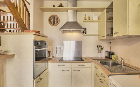 Charme des Govelins: Cabinetry, Propriété, Comptoir, Evier, Évier, Bâtiment, Cuisine, Bois, Appareil De Cuisine, Cuisinière