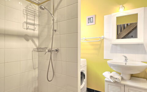 Charme des Govelins: Miroir, Tete De Douche, Robinet, Luminaire Plomberie, Propriété, Salle De Bains, Évier, Bar De Douche, Panneau De Douche, Douche