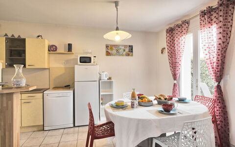 Charme des Govelins: Propriété, Cabinetry, Meubles, Table, Comptoir, Appareil De Cuisine, Design Intérieur, Rideau, Bois, Cuisinière