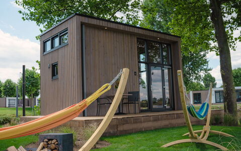 Tiny River House: L'Eau, Bâtiment, Ciel, Nuage, Jour, Propriété, Plante, Lumière, La Nature, Vert