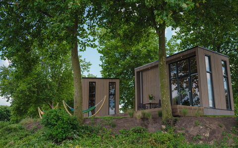 Tiny River House: L'Eau, Bâtiment, Ciel, Nuage, Jour, Propriété, Plante, Lumière, La Nature, Vert