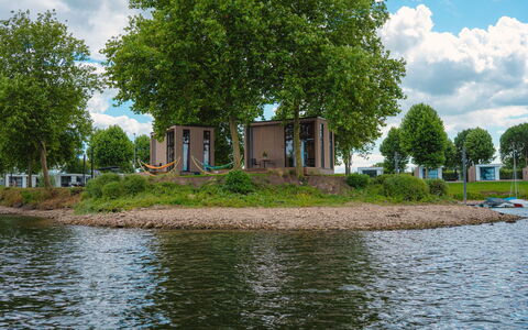 Tiny River House: L'Eau, Bâtiment, Ciel, Nuage, Jour, Propriété, Plante, Lumière, La Nature, Vert