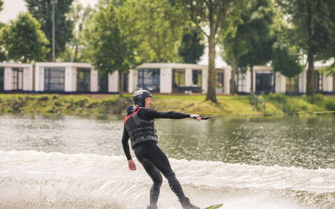 Tiny River House: L'Eau, Plante, Équipement Sportif, Arbre, Lac, Plan D'Eau