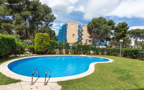 La Pineda 704: Nuage, L'Eau, Plante, Ciel, Piscine, Bâtiment, Bleu Azur, Arbre, Herbe, Paysage Naturel