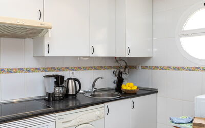 Montserrada 704.2: Evier, Cabinetry, Propriété, Évier, Robinet, Comptoir, Cuisine, Bleu, Cuisinière, Design Intérieur