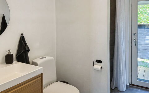 Greta - 200M from the Sea: Sol, Siège De Toilette, Sol, Luminaire Plomberie, Mur, Toilette, Salle De Bains, Design Intérieur, Bois, Armoire De Toilette