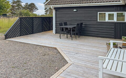 Greta - 200M from the Sea: Maison, Chalet, Toit, Batiments Jardin, Ombre, Cabanon, Arrière-Cour, Mobilier De Jardin, Cour, Pelouse