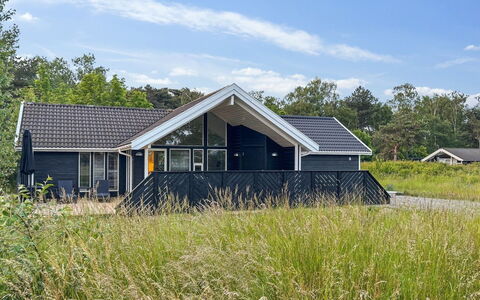 Greta - 200M from the Sea: Maison, Chalet, Toit, Batiments Jardin, Ombre, Cabanon, Arrière-Cour, Mobilier De Jardin, Cour, Pelouse