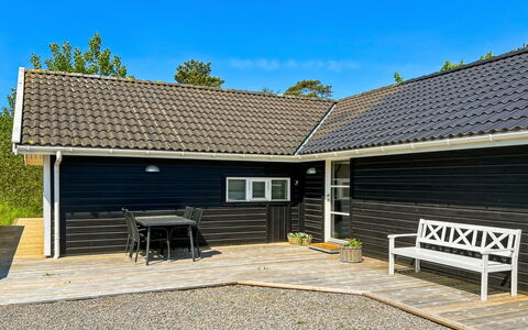 Greta - 200M from the Sea: Maison, Chalet, Toit, Batiments Jardin, Ombre, Cabanon, Arrière-Cour, Mobilier De Jardin, Cour, Pelouse