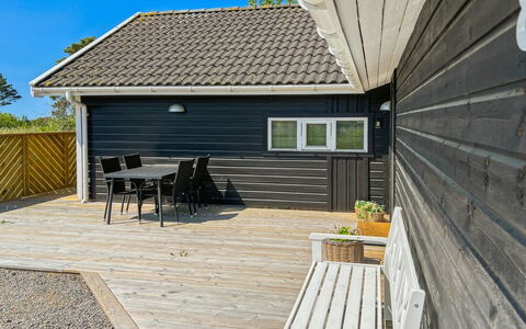 Greta - 200M from the Sea: Maison, Chalet, Toit, Batiments Jardin, Ombre, Cabanon, Arrière-Cour, Mobilier De Jardin, Cour, Pelouse