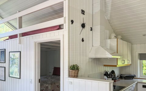 Greta - 200M from the Sea: Bois, Plafond, Design Intérieur, Sol, Sol, Cuisine, Pièce, Comptoir, Tache De Bois, Dur