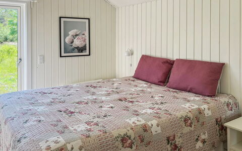 Greta - 200M from the Sea: Bois, Chambre, Linge, Drap De Lit, Textile, Lit, Design Intérieur, Sol, Sol, Literie