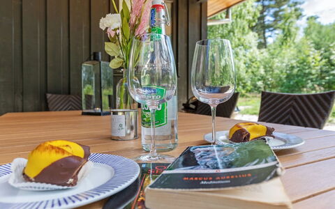 Anarosa - 200M from the Sea: Vaisselle, Drinkware, Meubles, Table, Bar, Serveware, Aliments, Verres À Pied, Verre De Vin
