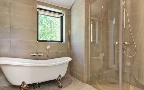 Anarosa - 200M from the Sea: Sol, Salle De Bains, Design Intérieur, Luminaire Plomberie, Sol, Plomberie, Domicile, Baignoire, Plafond, Robinet