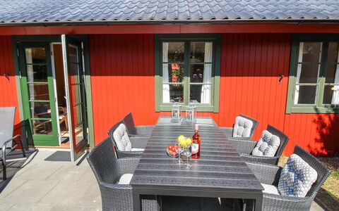 Nis - 200M from the Sea: Meubles, Table, Mobilier De Jardin, Tableau De Plein Air, Chaise, Tache De Bois, Ombre, Arrière-Cour, Chalet, Table Cuisine Et Salle A Manger