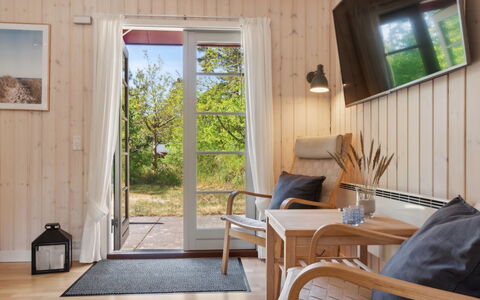 Nis - 200M from the Sea: Meubles, Table, Mobilier De Jardin, Tableau De Plein Air, Chaise, Tache De Bois, Ombre, Arrière-Cour, Chalet, Table Cuisine Et Salle A Manger