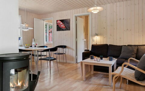 Nis - 200M from the Sea: Meubles, Table, Mobilier De Jardin, Tableau De Plein Air, Chaise, Tache De Bois, Ombre, Arrière-Cour, Chalet, Table Cuisine Et Salle A Manger