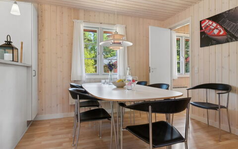 Nis - 200M from the Sea: Meubles, Table, Mobilier De Jardin, Tableau De Plein Air, Chaise, Tache De Bois, Ombre, Arrière-Cour, Chalet, Table Cuisine Et Salle A Manger
