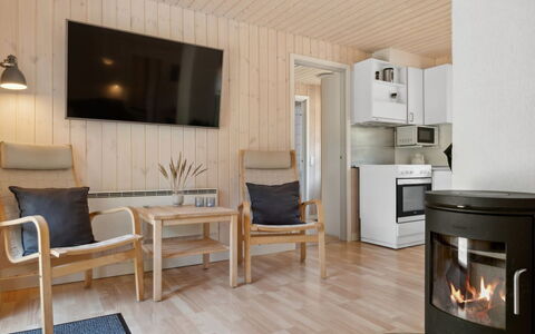 Nis - 200M from the Sea: Meubles, Table, Mobilier De Jardin, Tableau De Plein Air, Chaise, Tache De Bois, Ombre, Arrière-Cour, Chalet, Table Cuisine Et Salle A Manger