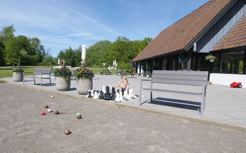 Nis - 200M from the Sea: Meubles, Table, Mobilier De Jardin, Tableau De Plein Air, Chaise, Tache De Bois, Ombre, Arrière-Cour, Chalet, Table Cuisine Et Salle A Manger