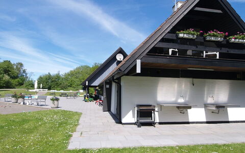 Nis - 200M from the Sea: Meubles, Table, Mobilier De Jardin, Tableau De Plein Air, Chaise, Tache De Bois, Ombre, Arrière-Cour, Chalet, Table Cuisine Et Salle A Manger