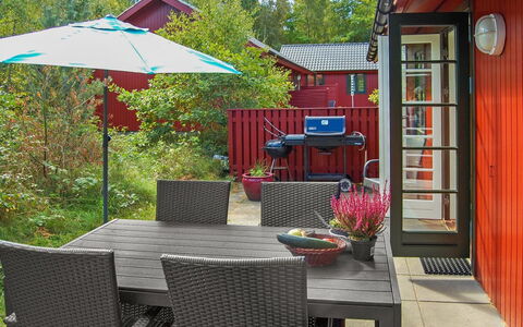 Ulla - 300M from the Sea: Meubles, Chaise, Mobilier De Jardin, Table, Tableau De Plein Air, Pot De Fleur, Ombre, Jardin, Table Cuisine Et Salle A Manger