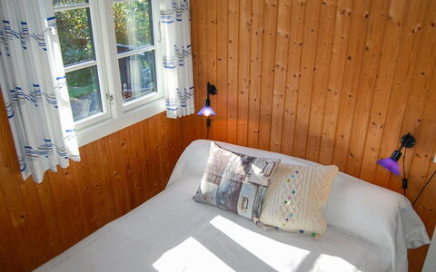 Ulla - 300M from the Sea: Bois, Design Intérieur, Chambre, Drap De Lit, Sol, Lit, Pièce, Meubles, Linge, Literie