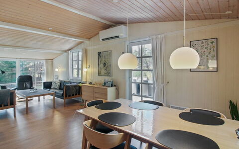 Zeytun - 800M from the Sea: Bois, Meubles, Appartement, Pièce, Plafond, Tache De Bois, Chaise, Dur, Vernis, Lumber
