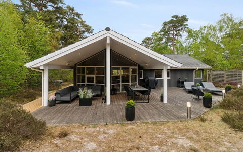 Bergulv - 75M from the Sea: Maison, Chalet, Toit, Batiments Jardin, Ombre, Cabanon, Arrière-Cour, Mobilier De Jardin, Cour, Pelouse