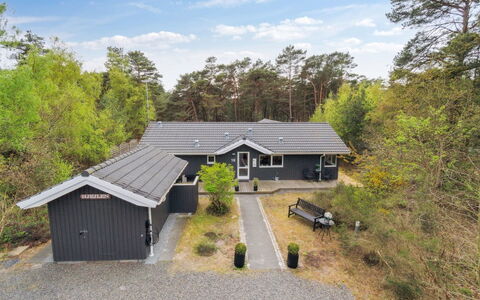 Bergulv - 75M from the Sea: Bois, Meubles, Appartement, Pièce, Plafond, Tache De Bois, Chaise, Dur, Vernis, Lumber