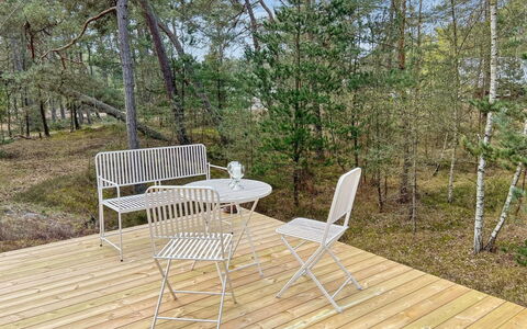 Kjeld - 900M from the Sea: Maison, Chalet, Toit, Batiments Jardin, Ombre, Cabanon, Arrière-Cour, Mobilier De Jardin, Cour, Pelouse