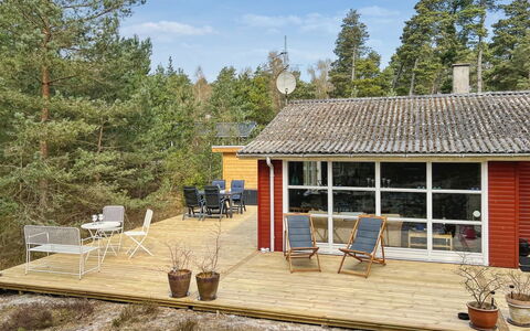 Kjeld - 900M from the Sea: Maison, Chalet, Toit, Batiments Jardin, Ombre, Cabanon, Arrière-Cour, Mobilier De Jardin, Cour, Pelouse