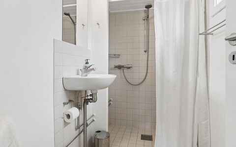 Talvikki - 250M from the Sea: Design Intérieur, Sol, Sol, Luminaire Plomberie, Plomberie, Pièce, Salle De Bains, Linge, Rideau, Plafond