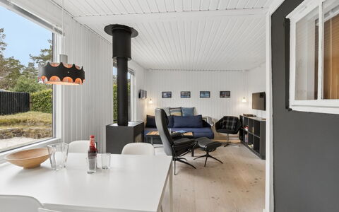 Talvikki - 250M from the Sea: Bois, Meubles, Appartement, Pièce, Plafond, Tache De Bois, Chaise, Dur, Vernis, Lumber