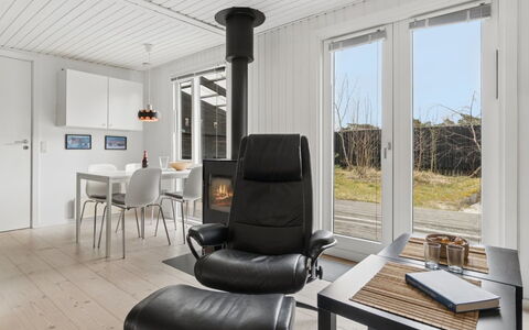 Talvikki - 250M from the Sea: Bois, Meubles, Appartement, Pièce, Plafond, Tache De Bois, Chaise, Dur, Vernis, Lumber