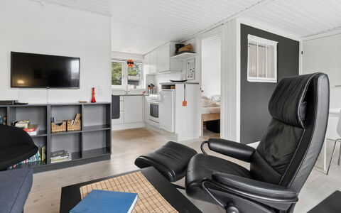 Talvikki - 250M from the Sea: Bois, Meubles, Appartement, Pièce, Plafond, Tache De Bois, Chaise, Dur, Vernis, Lumber