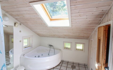Almira - 1.2Km from the Sea: Bois, Meubles, Appartement, Pièce, Plafond, Tache De Bois, Chaise, Dur, Vernis, Lumber