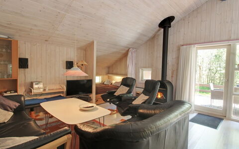 Almira - 1.2Km from the Sea: Bois, Meubles, Appartement, Pièce, Plafond, Tache De Bois, Chaise, Dur, Vernis, Lumber