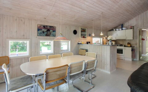 Almira - 1.2Km from the Sea: Bois, Meubles, Appartement, Pièce, Plafond, Tache De Bois, Chaise, Dur, Vernis, Lumber