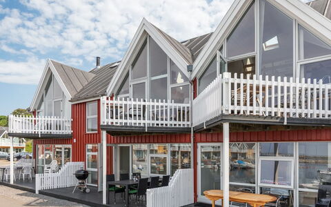 Eija - 5M from the Sea: Bois, Toit, Architecture, Domicile, Maison, Chalet, Siding, Dur, Pente, Biens