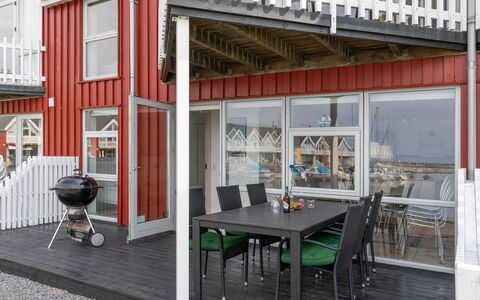 Eija - 5M from the Sea: Bois, Toit, Architecture, Domicile, Maison, Chalet, Siding, Dur, Pente, Biens