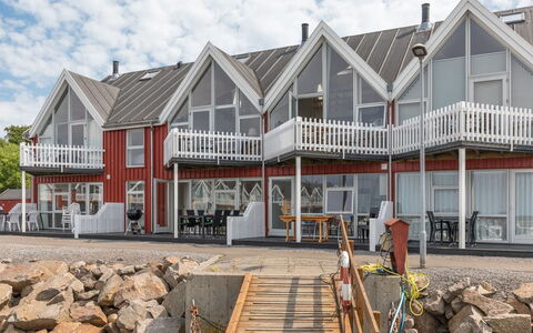 Eija - 5M from the Sea: Bois, Toit, Architecture, Domicile, Maison, Chalet, Siding, Dur, Pente, Biens