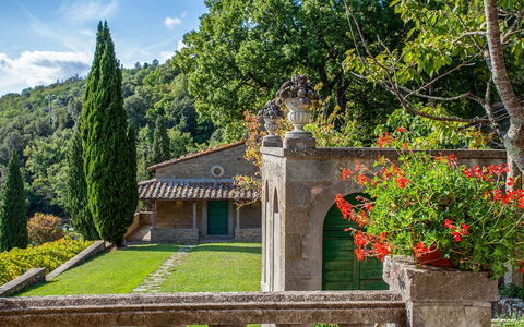 Villa Torreone: Plante, Bâtiment, Propriété, Fenêtre, Ciel, Fleur, Nuage, Arbre, Végétation, Chalet