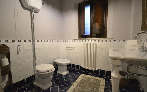 Villa Torreone: Miroir, Luminaire Plomberie, Évier, Lavabo, Propriété, Robinet, Bâtiment, Salle De Bains, Violet, Design Intérieur