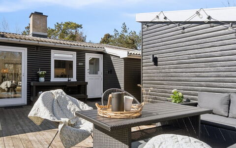 Aida - 400M from the Sea: Maison, Toit, Domicile, Chalet, Arbuste, Couverture De Sol, Biens, Ferme, Siding, Batiments Jardin