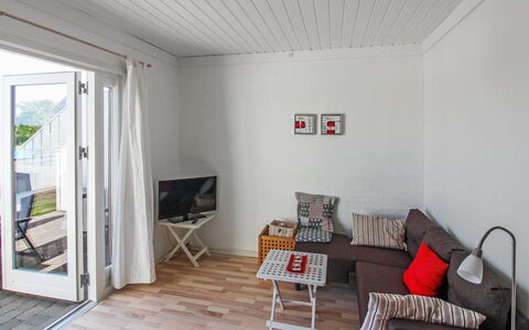 Valio - 6Km from the Sea: Bois, Meubles, Appartement, Pièce, Plafond, Tache De Bois, Chaise, Dur, Vernis, Lumber