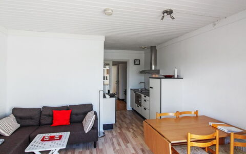 Valio - 6Km from the Sea: Bois, Meubles, Appartement, Pièce, Plafond, Tache De Bois, Chaise, Dur, Vernis, Lumber