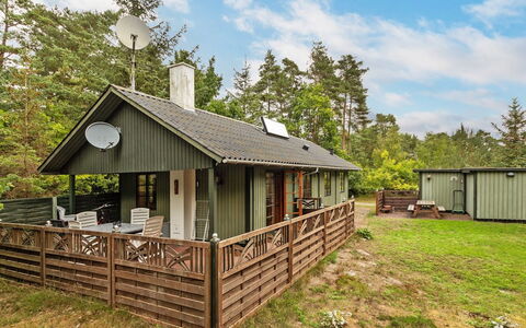 Milrid - 800M from the Sea: Bois, Maison, Chalet, Domicile, Toit, Zone Rurale, Siding, Cabane En Rondins, Batiments Jardin, Dur